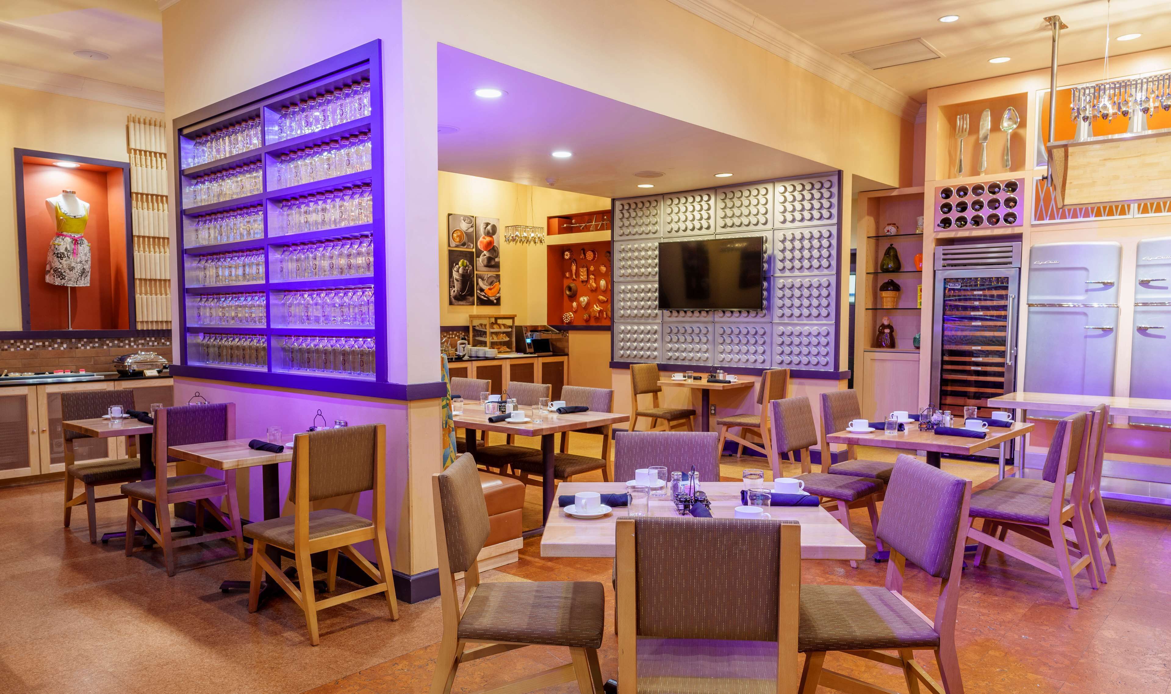 2 restaurants, breakfast, dinner served; american cuisine