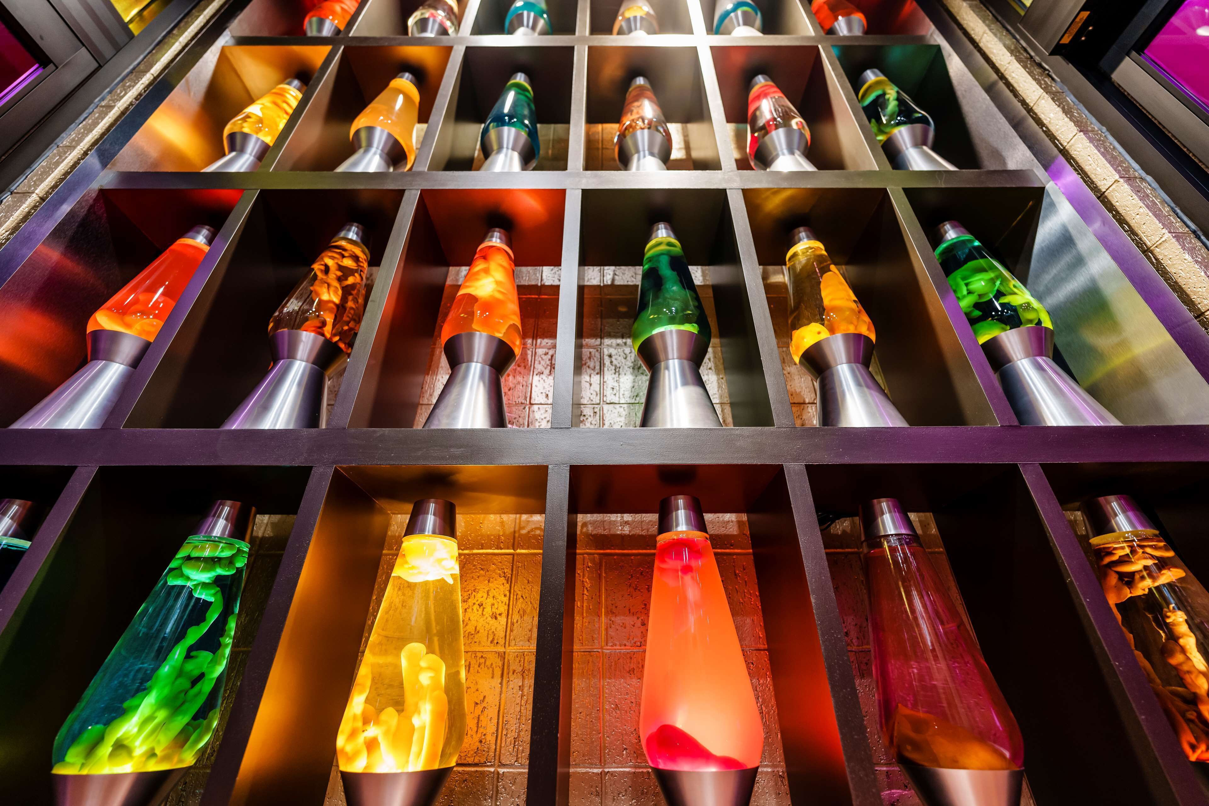 Una exhibición de lámparas de lava en varios colores.