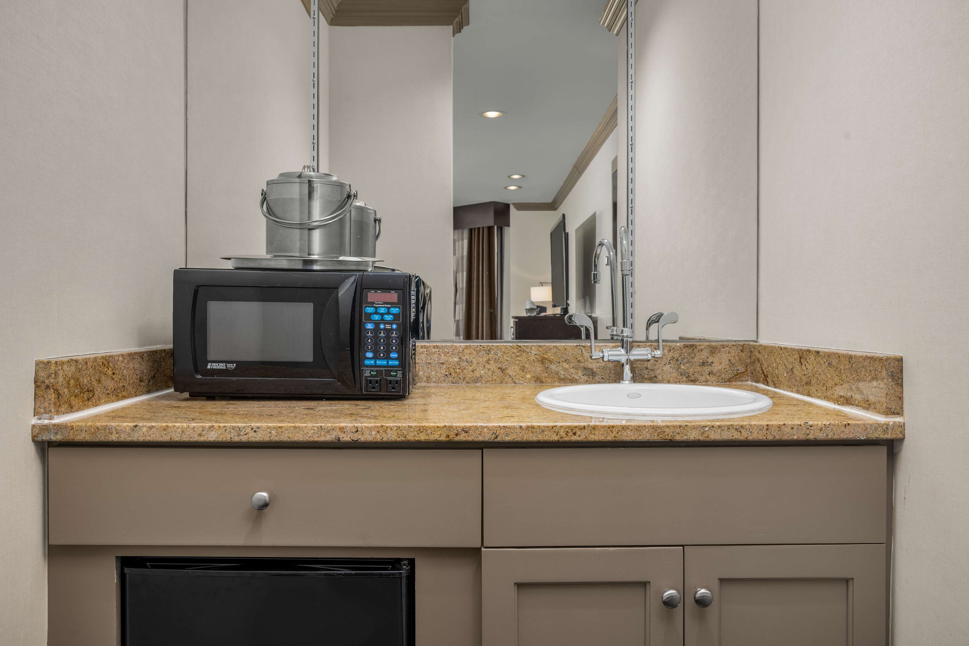 studio suite, 1 king bed (sweet) | premium bedding, pillow-top beds, in-room safe, desk