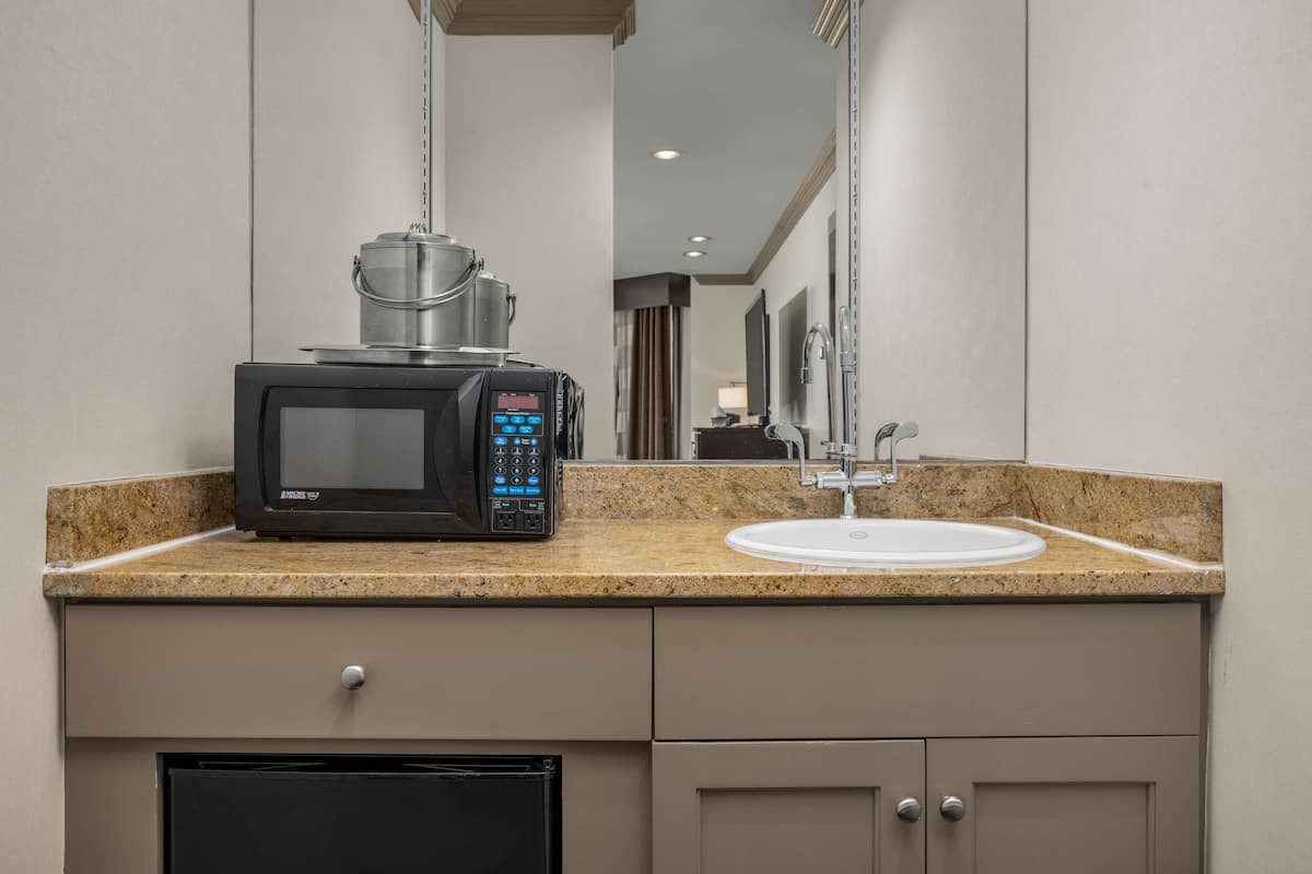 studio suite, 1 king bed (sweet) | premium bedding, pillow-top beds, in-room safe, desk