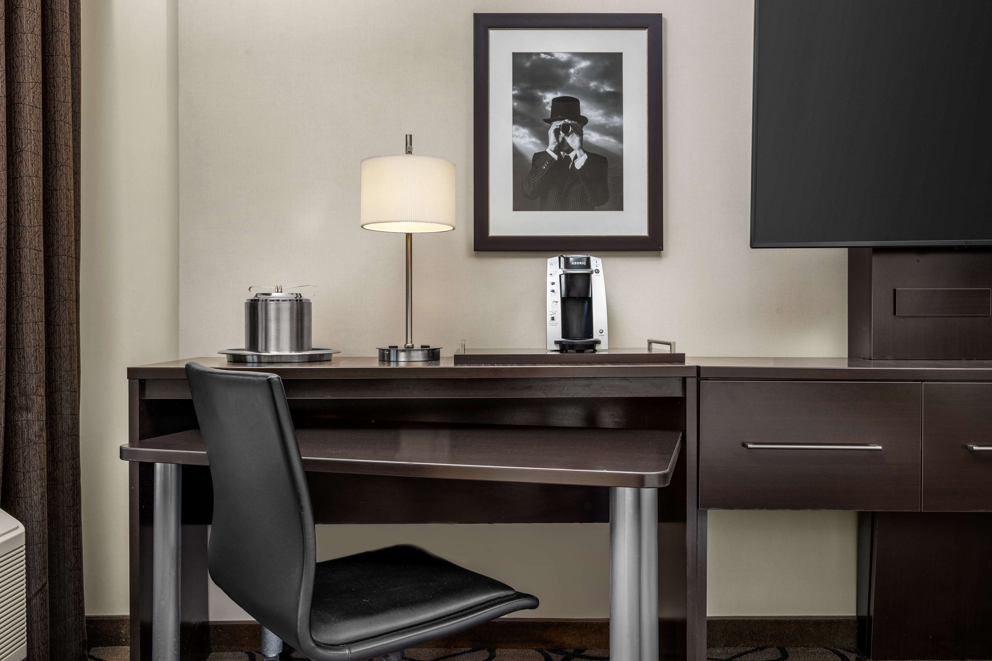 premium bedding, pillow-top beds, in-room safe, desk