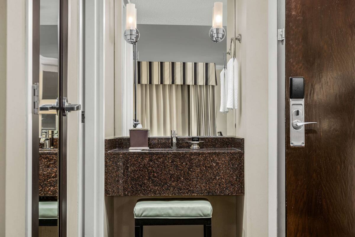 room, 1 king bed, corner (stylin') | bathroom | combined shower/bathtub, free toiletries, hair dryer, towels