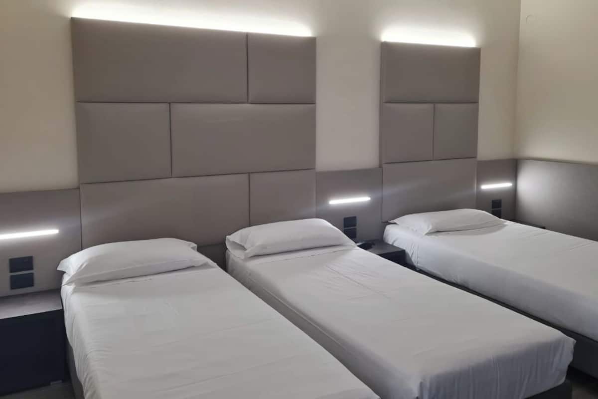 Economy Triple Room | 1 bedroom, minibar, in-room safe, desk