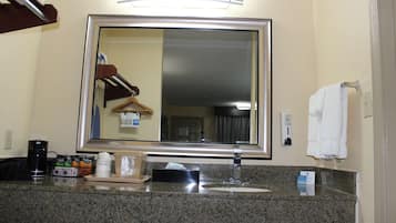 Combined shower/tub, free toiletries, hair dryer, towels