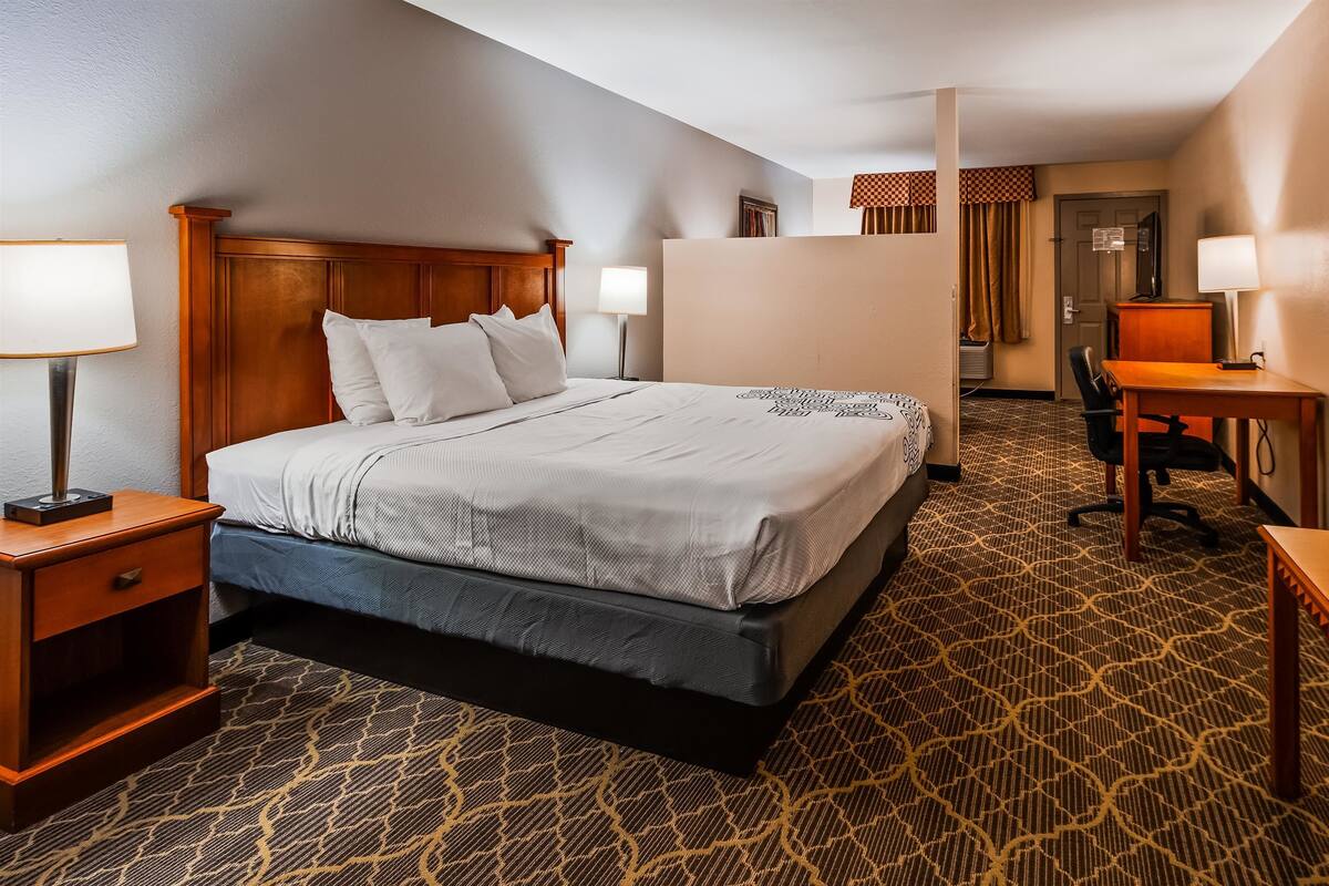 Suite, 1 King Bed, Non Smoking, Refrigerator & Microwave | Pillow-top beds, desk, laptop workspace, iron/ironing board