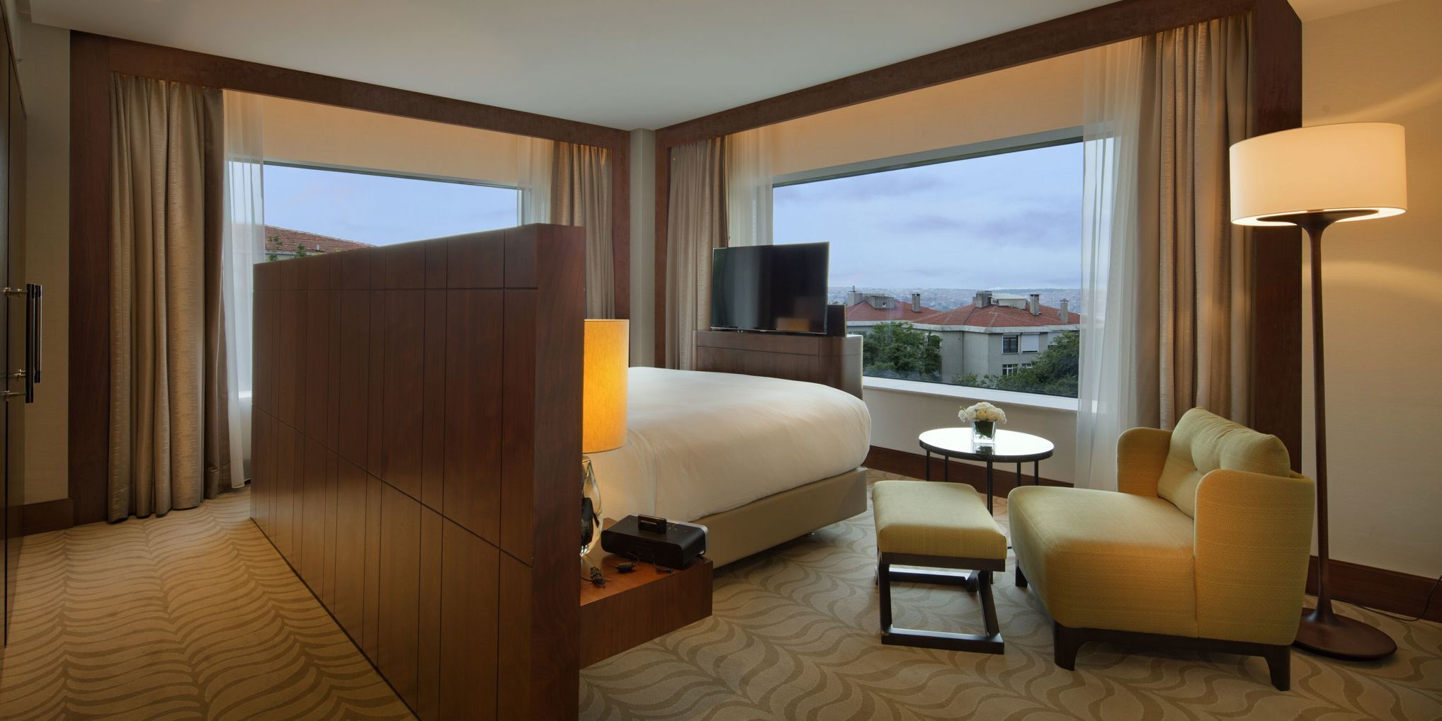 Ropa de cama de alta calidad, minibar, caja fuerte y escritorio