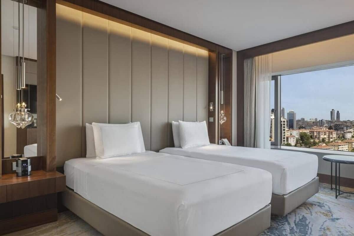 Luxe beddengoed, een minibar, een kluis op de kamer, een bureau