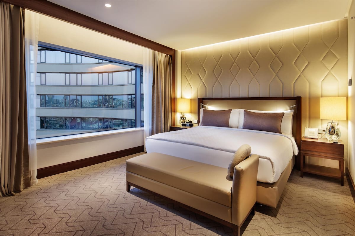Suite, 1 kingsize bed, balkon | 1 slaapkamer, luxe beddengoed, een minibar, een kluis op de kamer