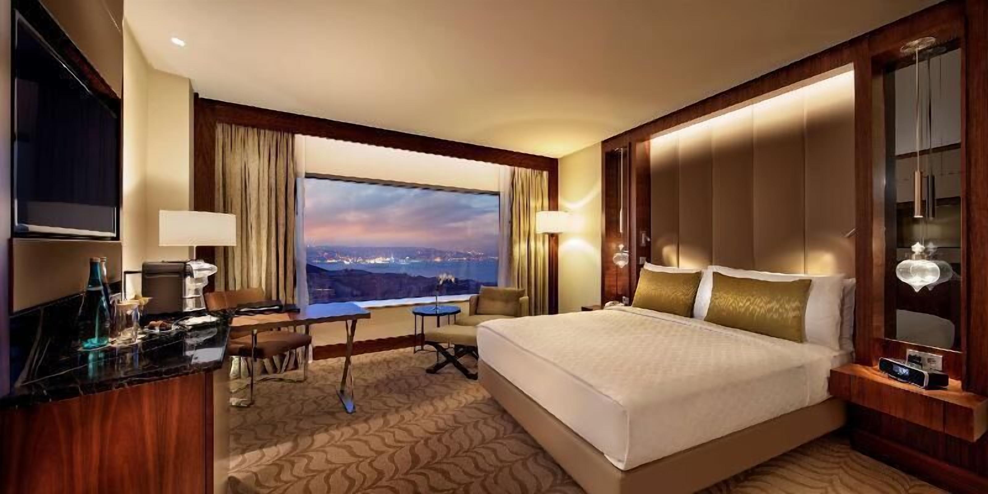 Ropa de cama de alta calidad, minibar, caja fuerte y escritorio