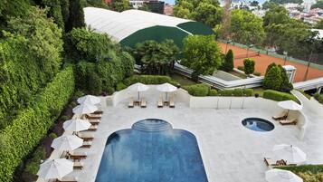 Piscine couverte, piscine extérieure (ouverte en saison)