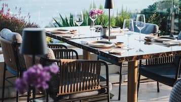 2 restaurants, breakfast, lunch, dinner served; Italian cuisine