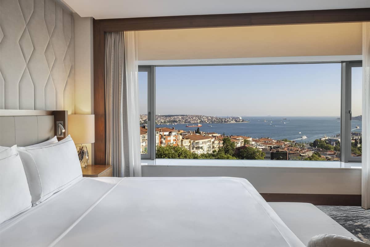 Suite, 1 kingsize bed, balkon (Bosphorus) | 1 slaapkamer, luxe beddengoed, een minibar, een kluis op de kamer