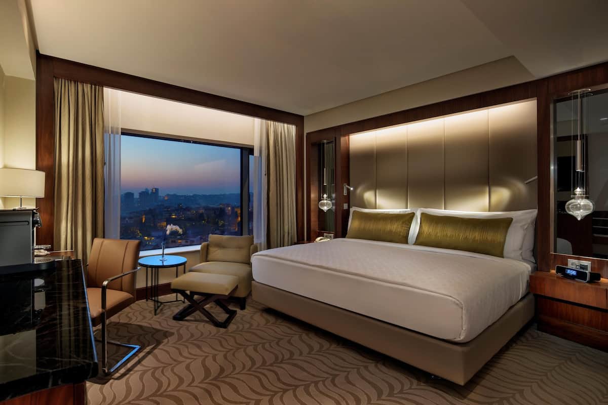 Deluxe Room, 1 King Bed | 1 bedroom, premium bedding, minibar, in-room safe