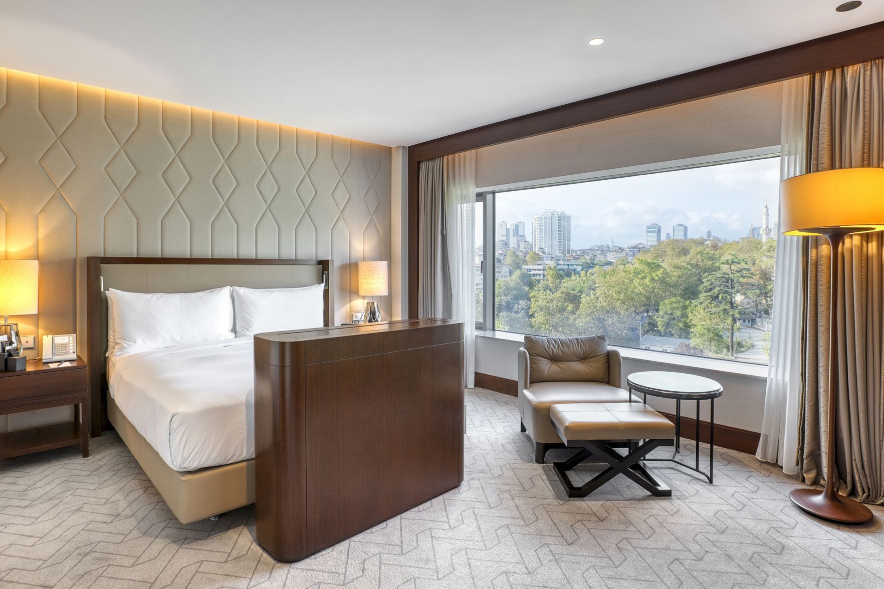 Ropa de cama de alta calidad, minibar, caja fuerte y escritorio