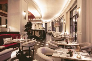 2 restaurantes: opção de café da manhã, almoço e jantar