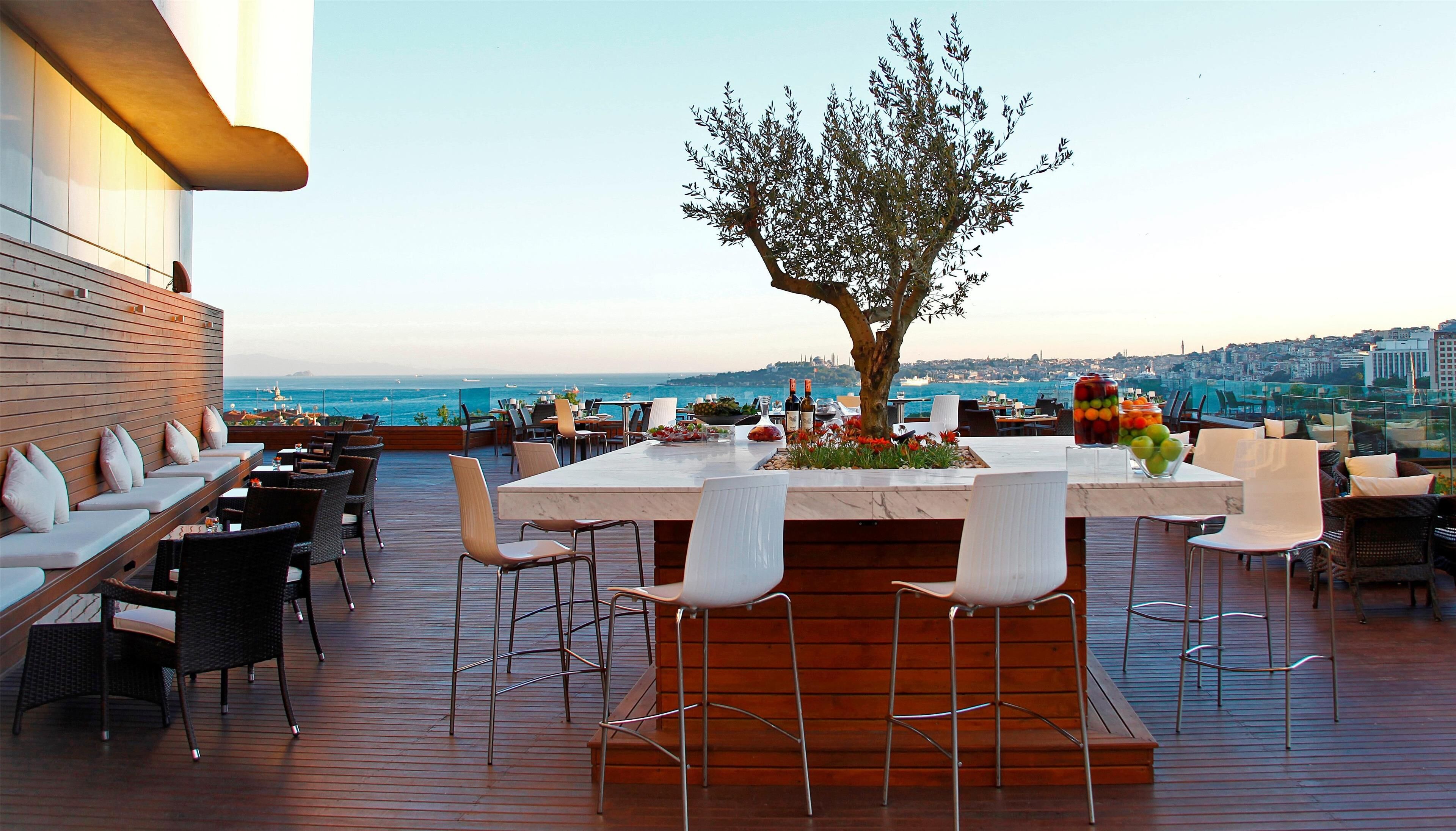 2 restaurantes; se sirve desayuno, almuerzo y cena; cocina italiana