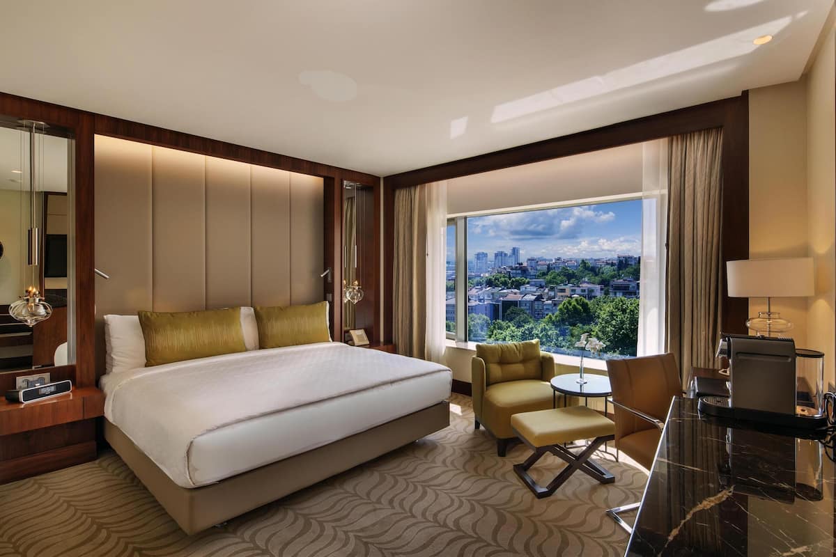 Executive Room, 1 King Bed | 1 bedroom, premium bedding, minibar, in-room safe