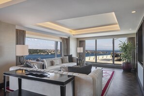 Suite presidencial, 1 cama de matrimonio grande | Zona de estar | Televisión LED de 46 pulgadas con canales por satélite, una televisión