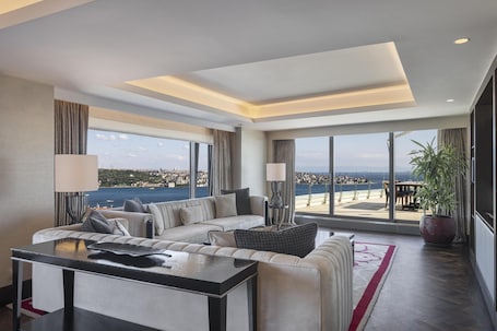 Suite Présidentielle, 1 très grand lit | Coin séjour | Télévision LED de 46 pouces avec chaînes par satellite, télévision. Conrad Istanbul Bosphorus