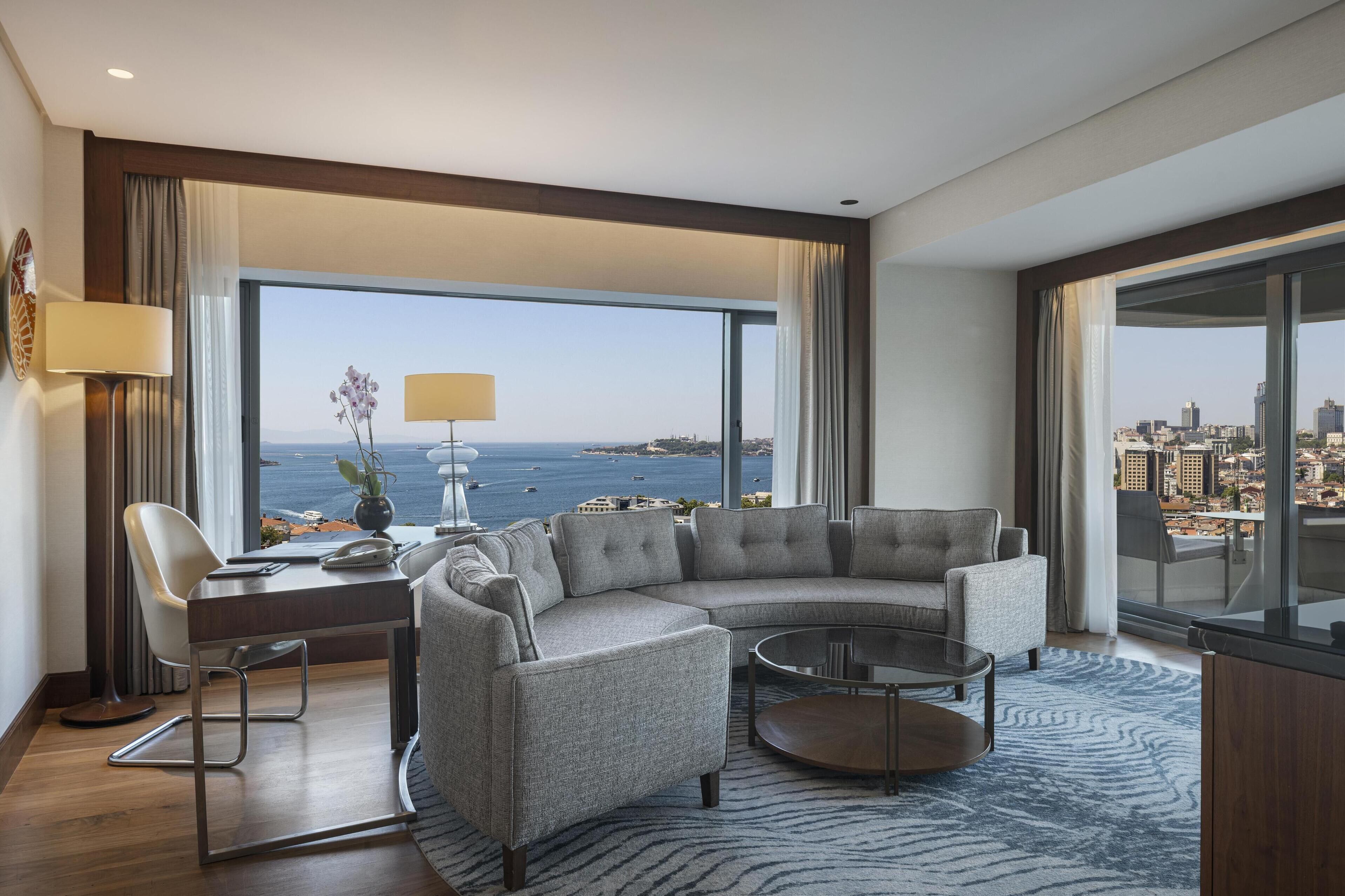 Suite, 1 King-Bett, Balkon (Bosphorus) | Wohnbereich