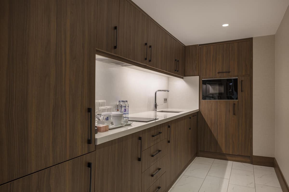 deluxe suite, 1 king bed, kitchen | private kitchen | coffee/tea maker
