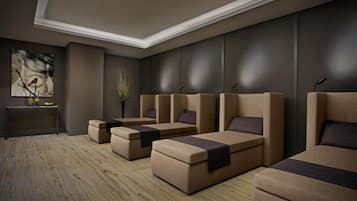 Een sauna, een stoombad, een Turks bad/hammam, lichaamsbehandelingen