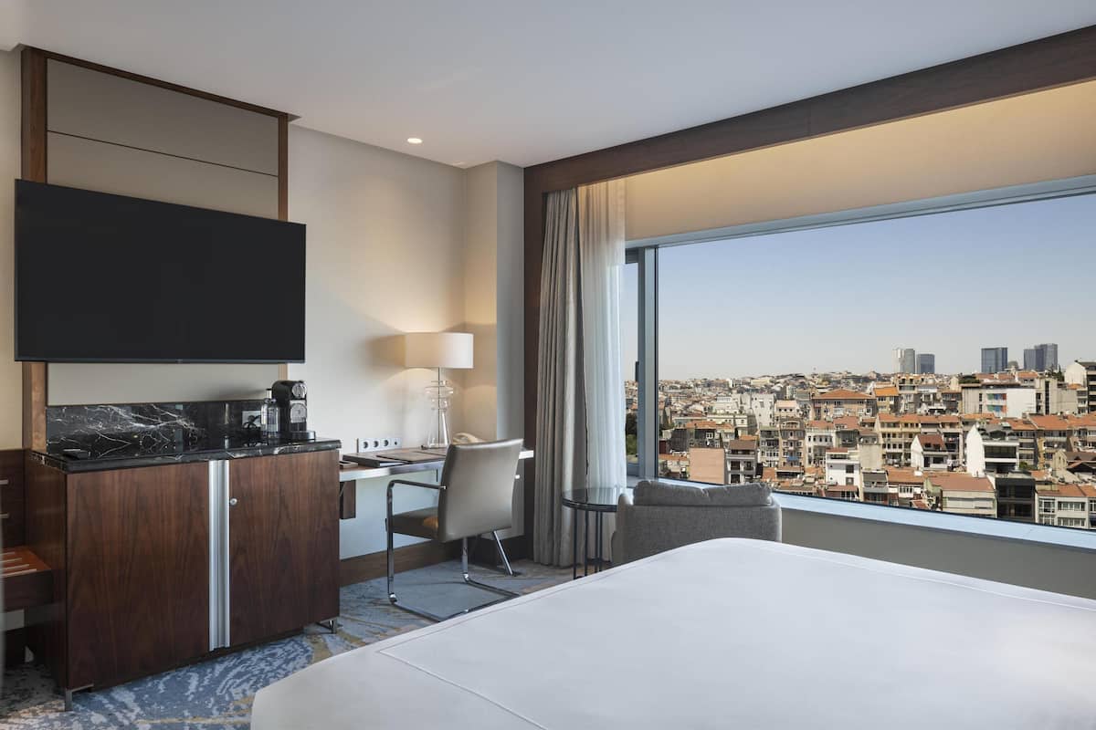 1 bedroom, premium bedding, minibar, in-room safe
