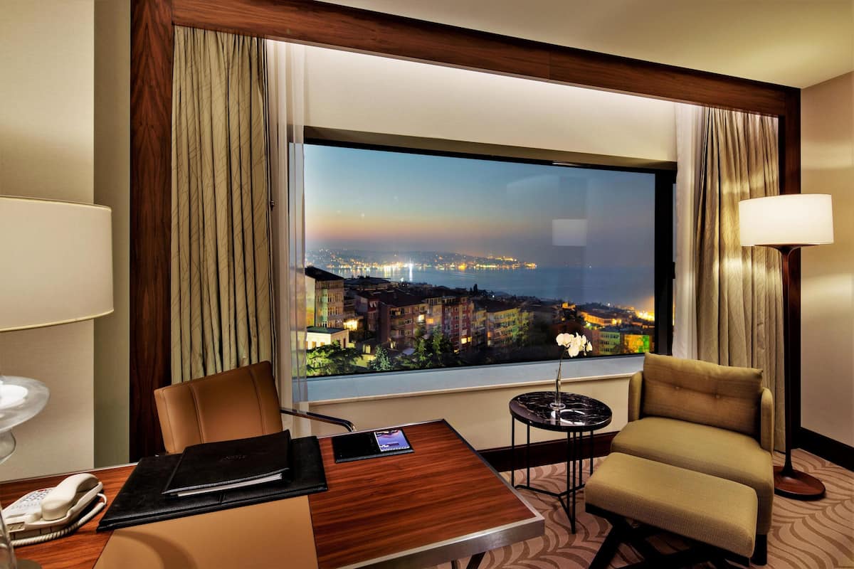1 bedroom, premium bedding, minibar, in-room safe