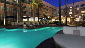 Outdoor pool, open 7:00 AM to 10 PM, cabanas (surcharge), pool umbrellas - DoubleTree by Hilton San Diego - Del Mar (San Diego)