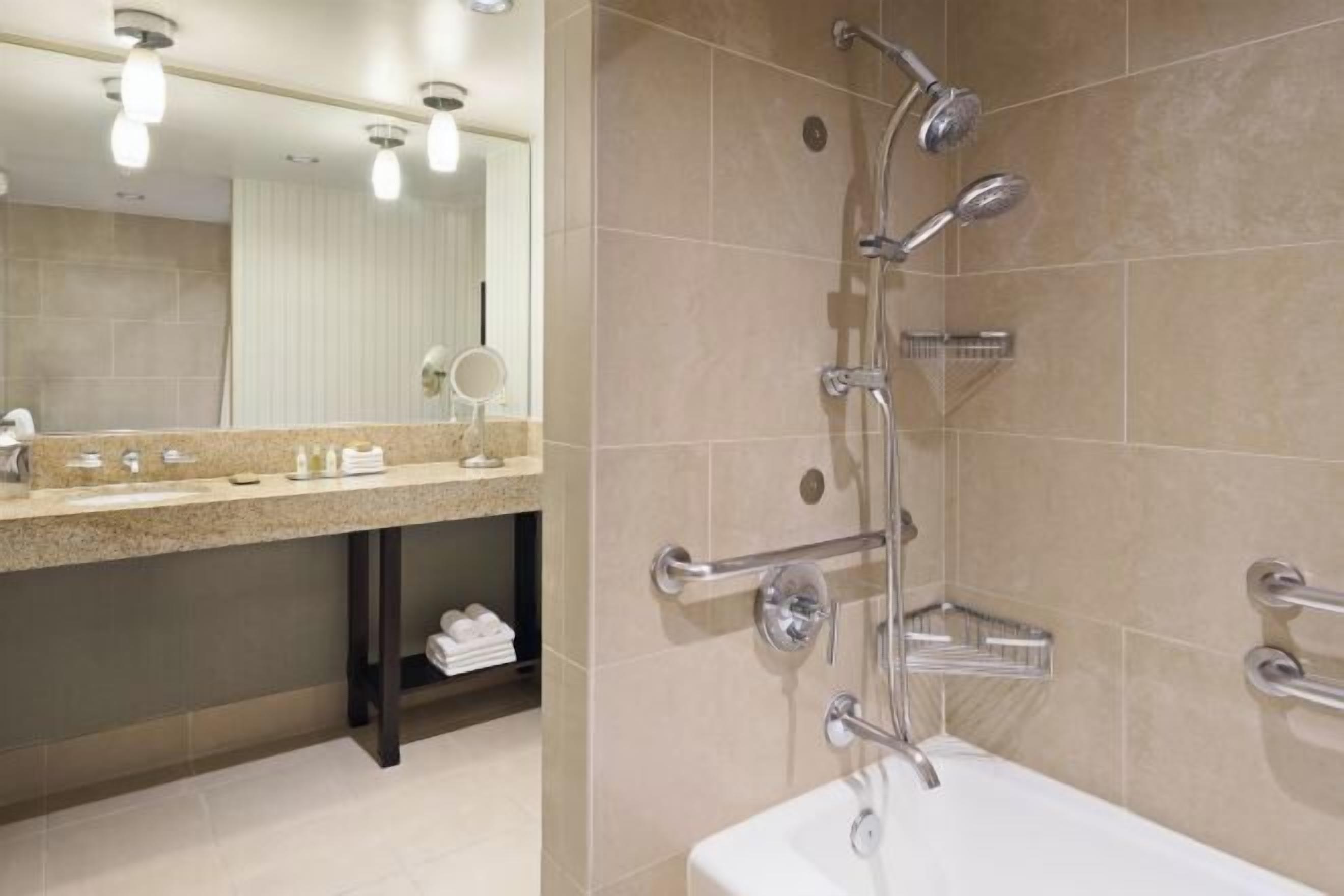 Baño | Tina con regadera, amenidades de baño gratuitas, secadora de cabello 