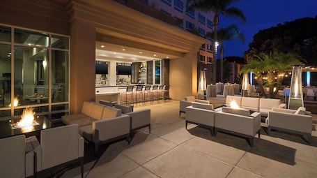 Terrace/patio. DoubleTree by Hilton San Diego - Del Mar