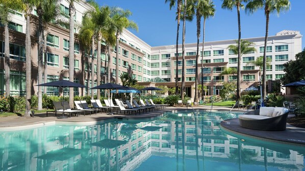 Outdoor pool, open 7:00 AM to 10 PM, cabanas (surcharge), pool umbrellas - DoubleTree by Hilton San Diego - Del Mar (San Diego)