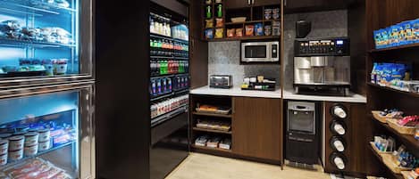 Un espace de libre-service où l'on peut se servir des boissons fraîches, des en-cas et préparer du café.