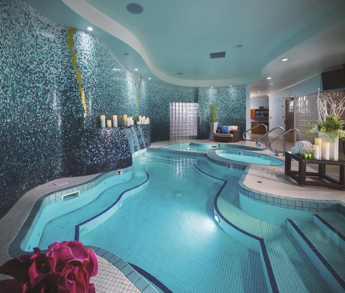 Couples treatment rooms, sauna, spa tub, steam room, body treatments