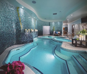 Salas de tratamiento para parejas, sauna y tina de hidromasaje