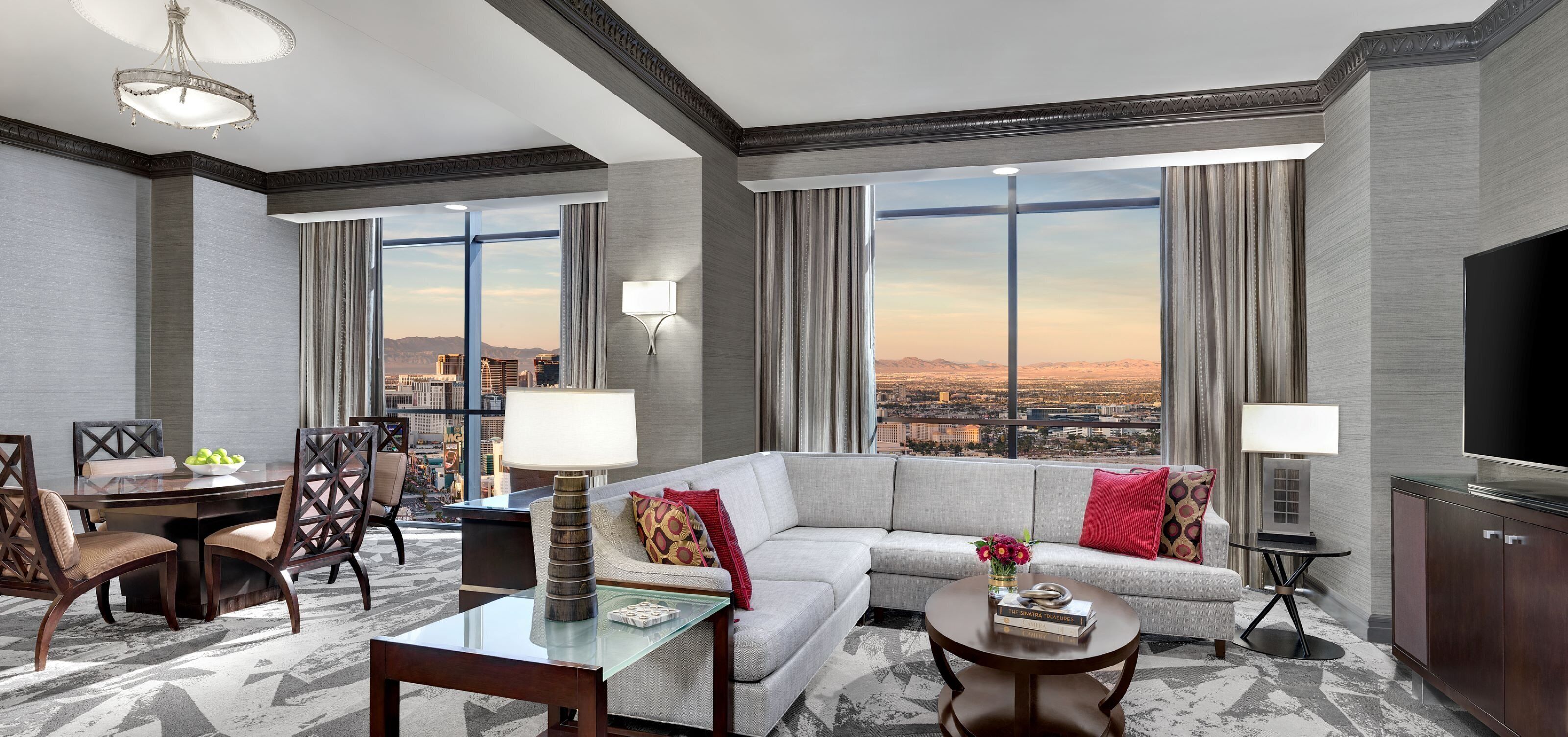 Ropa de cama de alta calidad y caja de seguridad en la habitación 