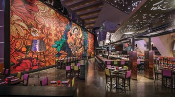 10 restaurantes; se sirven desayunos, almuerzos y cenas