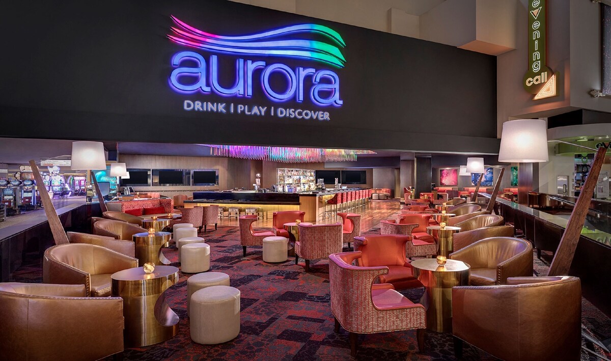 4 bars/lounges, poolside bar