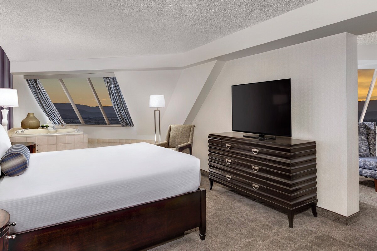 Pyramid King Corner Suite