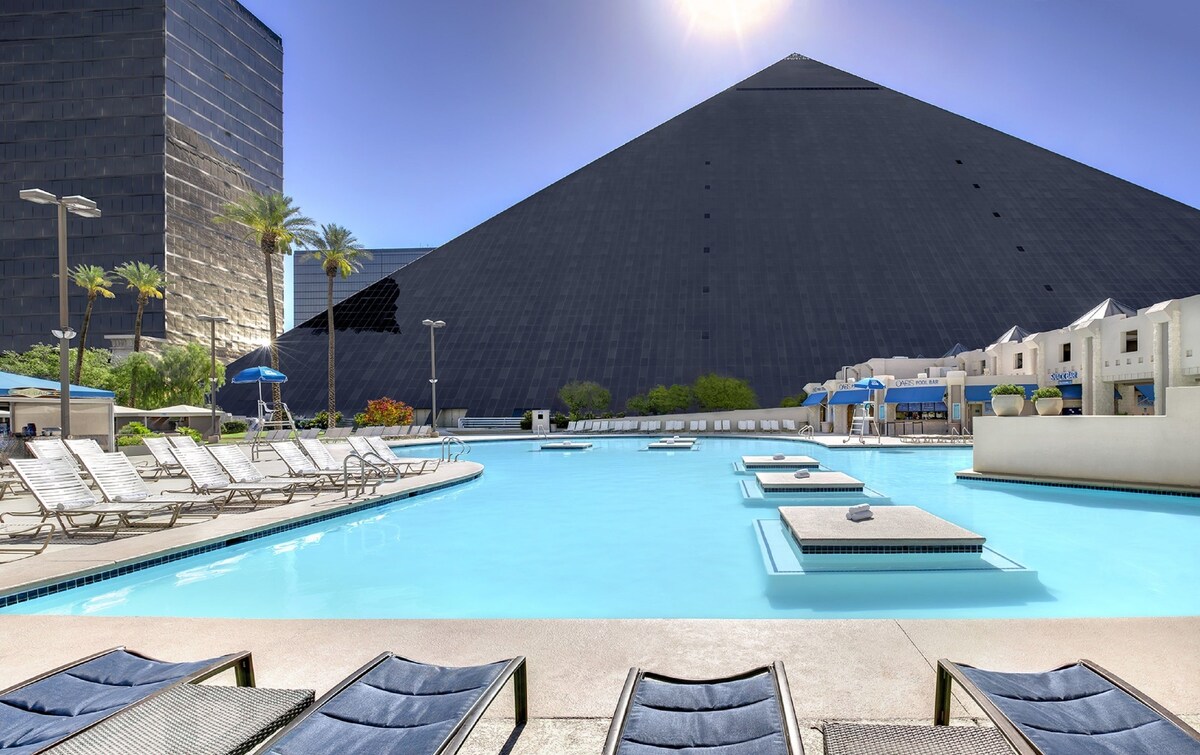 4 outdoor pools, open 9:00 AM to 5:00 PM, cabanas (surcharge)