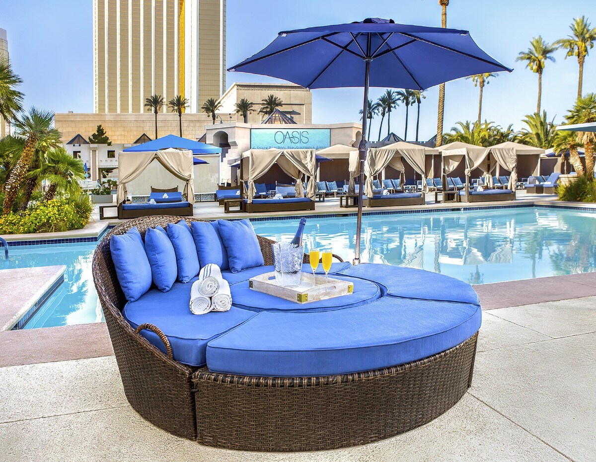 4 outdoor pools, open 9:00 AM to 5:00 PM, cabanas (surcharge)