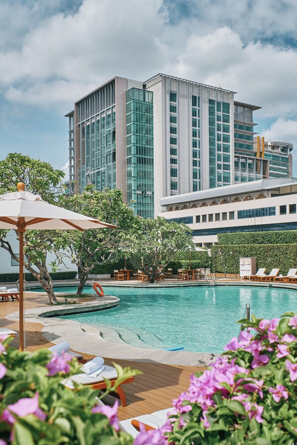 Außenpool, Sonnenschirme, Liegestühle