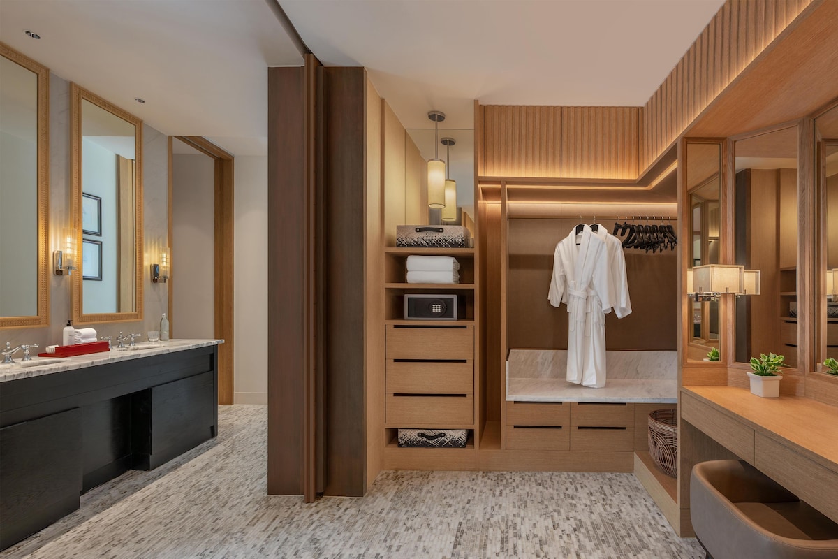 Een minibar, een kluis op de kamer, een bureau, een laptopwerkplek