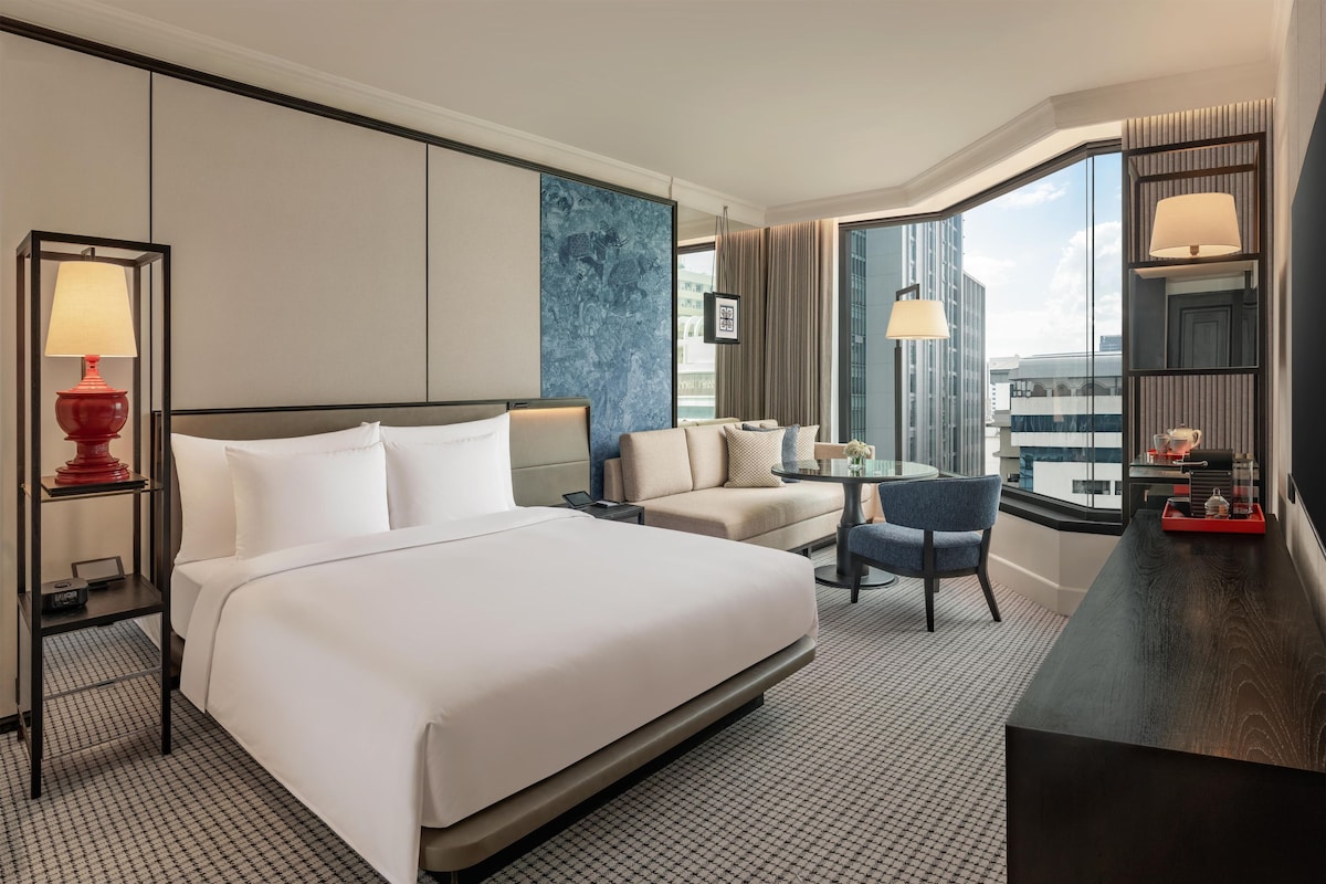 Deluxe kamer, 1 kingsize bed | Een minibar, een kluis op de kamer, een bureau, een laptopwerkplek