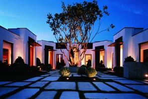 Couples treatment rooms, sauna, steam room, body treatments