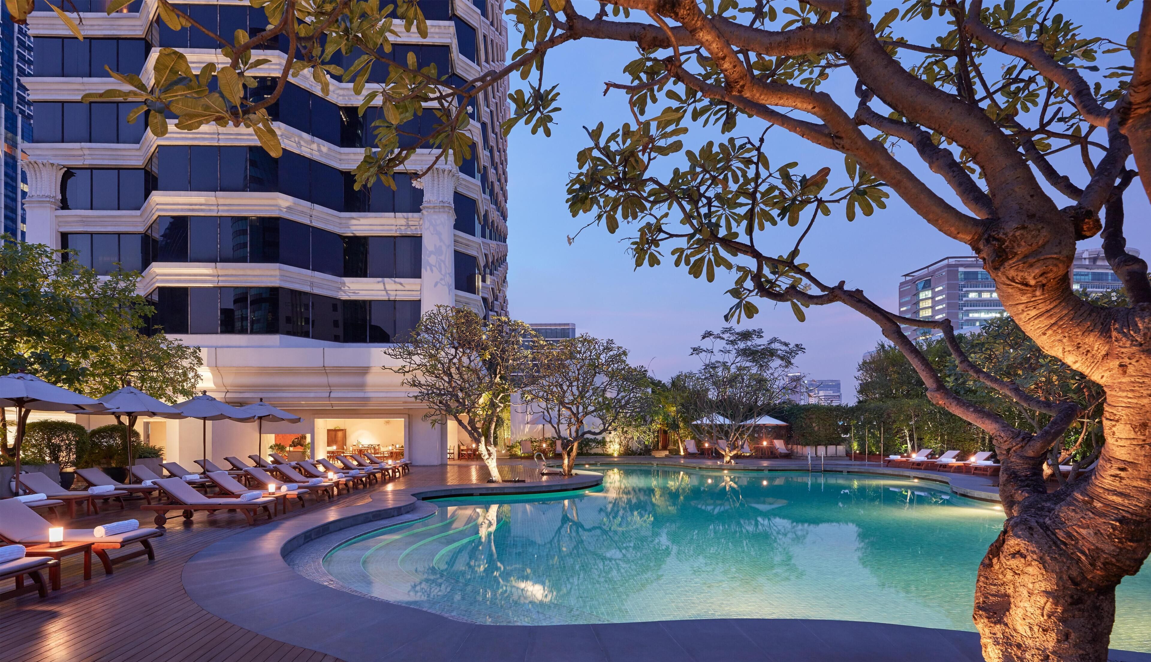 Outdoor pool, pool umbrellas, sun loungers