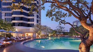 Outdoor pool, pool umbrellas, sun loungers