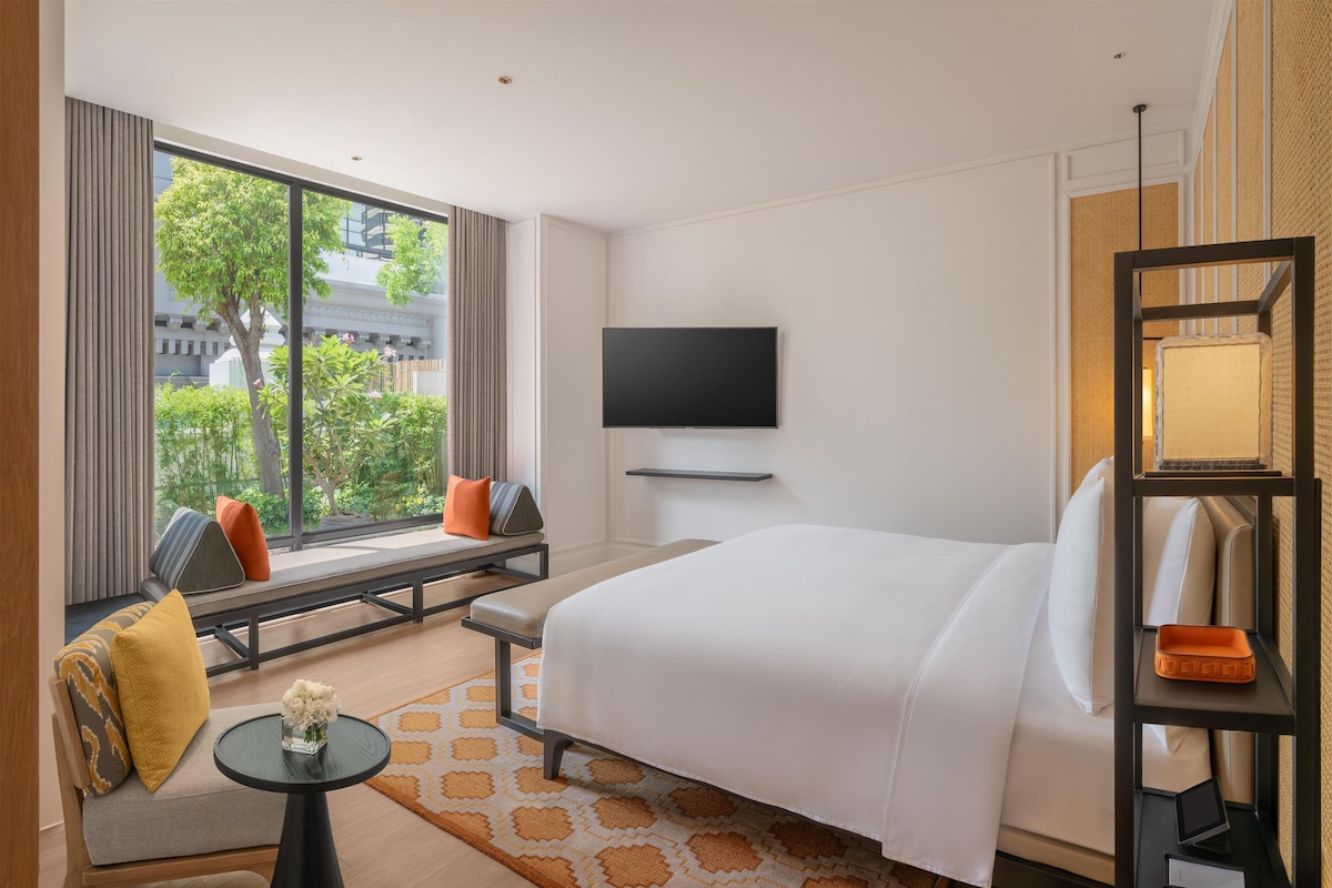Villa, 1 kingsize bed (Garden, Club Access) | Een minibar, een kluis op de kamer, een bureau, een laptopwerkplek