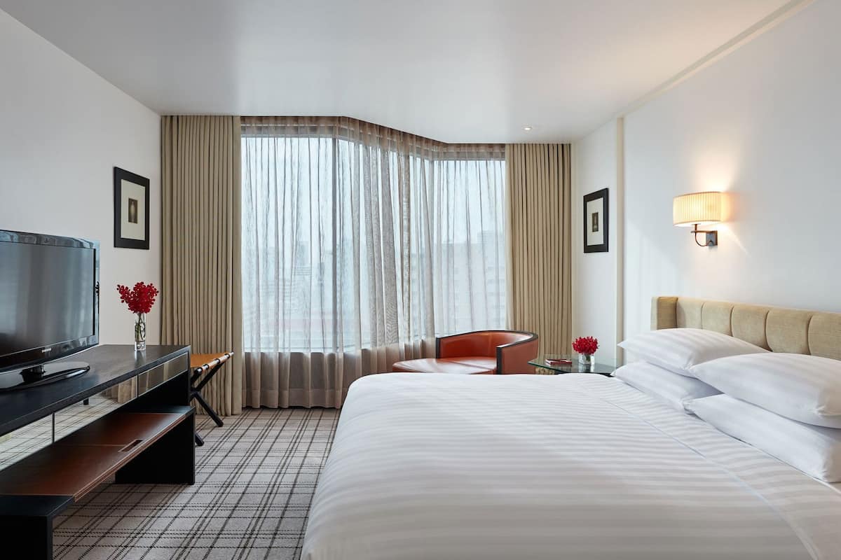 Minibar, caja de seguridad en la habitación y escritorio