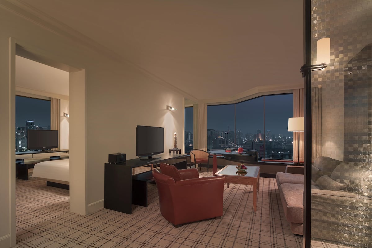 Executive Suite, 1 King Bed (Grand) | Minibar, in-room safe, desk, laptop workspace